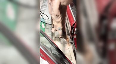 Ragazzo Nudo Sfacciato Esposto in Pubblico con Cazzo e Culo