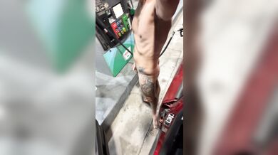 Ragazzo Nudo Sfacciato Esposto in Pubblico con Cazzo e Culo