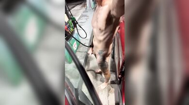 Ragazzo Nudo Sfacciato Esposto in Pubblico con Cazzo e Culo