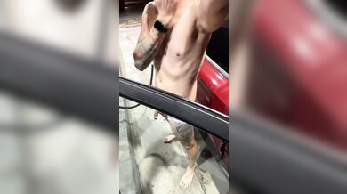 Ragazzo Nudo Sfacciato Esposto in Pubblico con Cazzo e Culo