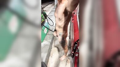 Ragazzo Nudo Sfacciato Esposto in Pubblico con Cazzo e Culo