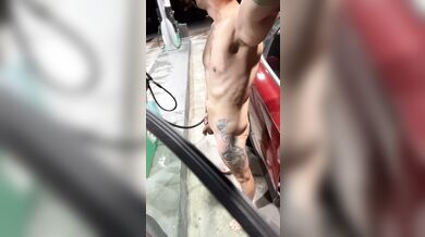 Ragazzo Nudo Sfacciato Esposto in Pubblico con Cazzo e Culo