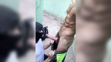 Giovane Gay Succhia Cazzone Enorme Peloso di Uomo in Parco