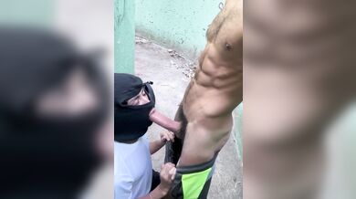 Giovane Gay Succhia Cazzone Enorme Peloso di Uomo in Parco