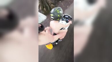 Ragazzo Nudo Sfacciato Si Espone All'Aperto in Pubblico