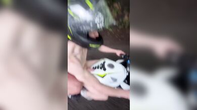 Ragazzo Nudo Sfacciato Si Espone All'Aperto in Pubblico