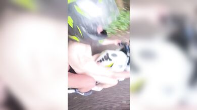 Ragazzo Nudo Sfacciato Si Espone All'Aperto in Pubblico