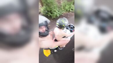 Ragazzo Nudo Sfacciato Si Espone All'Aperto in Pubblico