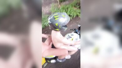 Ragazzo Nudo Sfacciato Si Espone All'Aperto in Pubblico