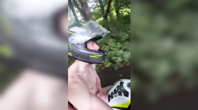 Ragazzo Nudo Sfacciato Si Espone All'Aperto in Pubblico