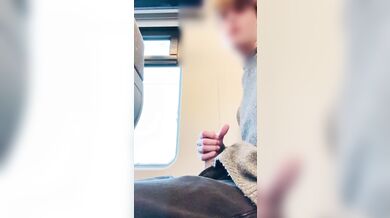 Ragazzino Molto Giovane Si Segna in Pubblico All'Aperto