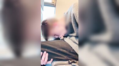 Ragazzino Molto Giovane Si Segna in Pubblico All'Aperto