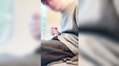 Ragazzino Molto Giovane Si Segna in Pubblico All'Aperto