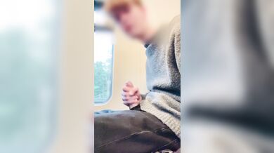 Ragazzino Molto Giovane Si Segna in Pubblico All'Aperto