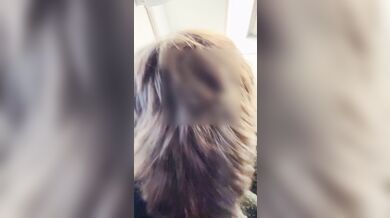 Ragazzino Molto Giovane Si Segna in Pubblico All'Aperto