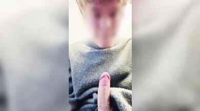 Ragazzino Molto Giovane Si Segna in Pubblico All'Aperto