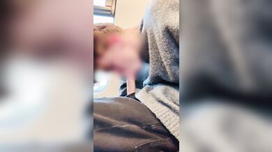 Ragazzino Molto Giovane Si Segna in Pubblico All'Aperto