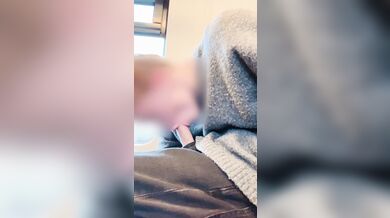 Ragazzino Molto Giovane Si Segna in Pubblico All'Aperto