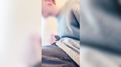 Ragazzino Molto Giovane Si Segna in Pubblico All'Aperto