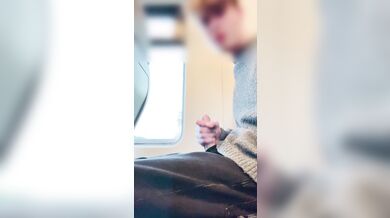 Ragazzino Molto Giovane Si Segna in Pubblico All'Aperto