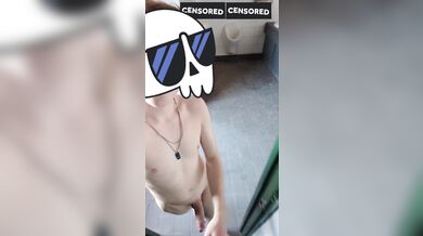 Twink Bisessuale Arrapato Si Mostra in Pubblico All'Aperto