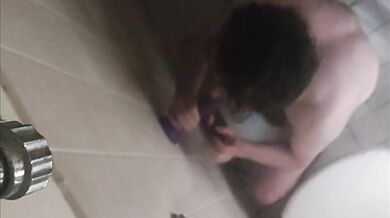 Succhia un dildo in doccia