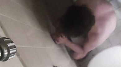 Succhia un dildo in doccia