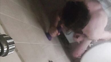 Succhia un dildo in doccia