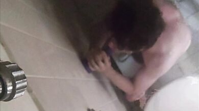 Succhia un dildo in doccia