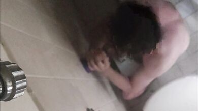 Succhia un dildo in doccia