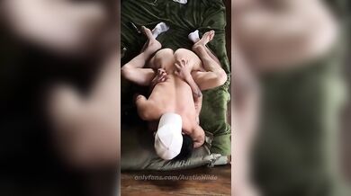 Massaggio rilassante e inculata per coppia di amanti maturi