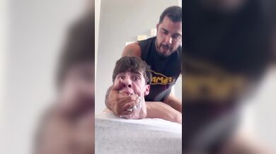 Figlio gay inculato forte dal padre maiale