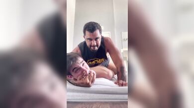 Figlio gay inculato forte dal padre maiale