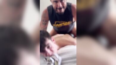 Figlio gay inculato forte dal padre maiale