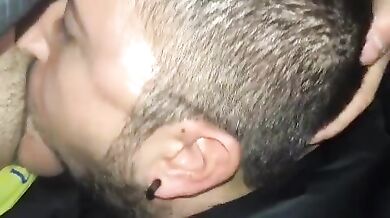 ragazzi italiani si succhiano in  pubblico