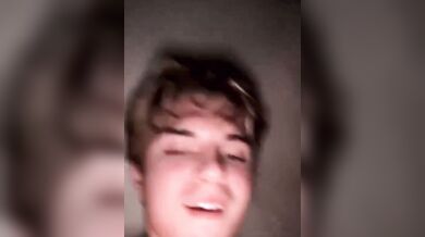 Giovane Ragazzino si Masturba e Sborra