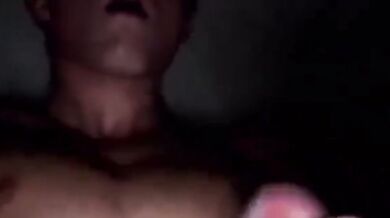 Giovane Ragazzino si Masturba e Sborra