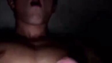 Giovane Ragazzino si Masturba e Sborra