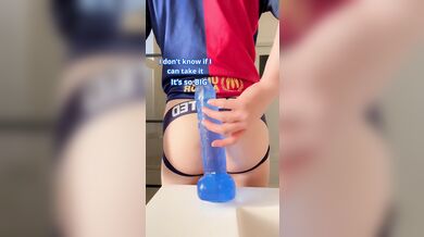 Twink si Infila Dildo Enorme nel Culo