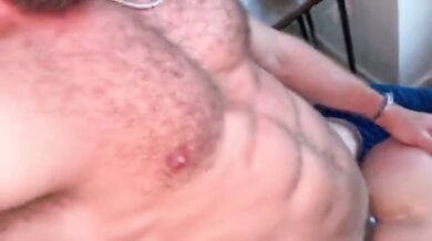 Papi muscoloso sborra dentro twink