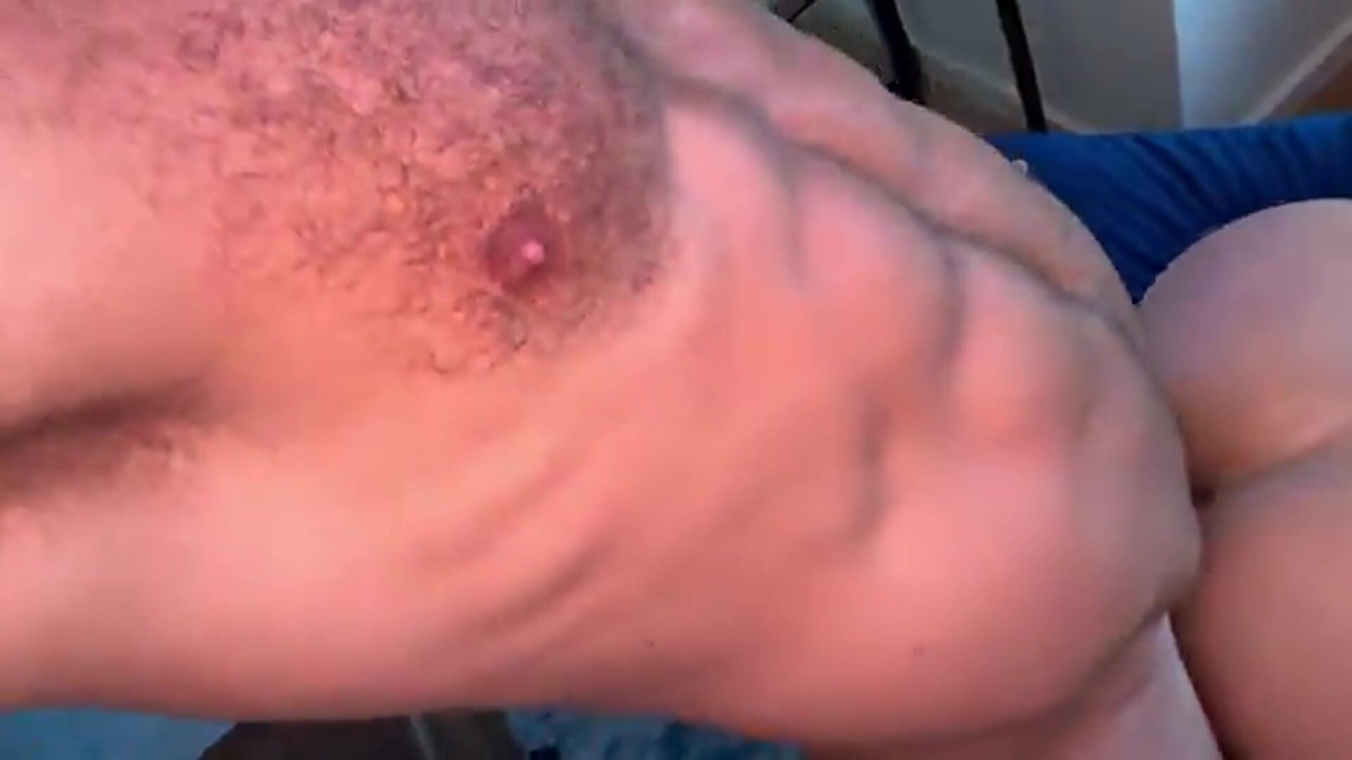 Papi muscoloso sborra dentro twink
