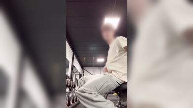 Twink giovane fa pompino amatoriale