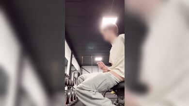 Twink giovane fa pompino amatoriale