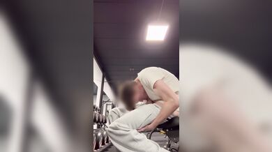 Twink giovane fa pompino amatoriale