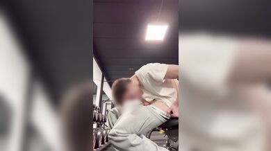 Twink giovane fa pompino amatoriale