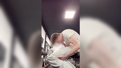 Twink giovane fa pompino amatoriale