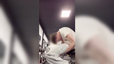 Twink giovane fa pompino amatoriale