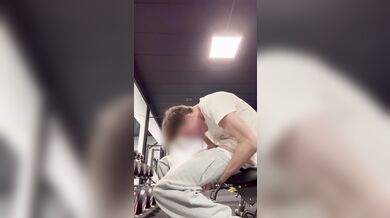 Twink giovane fa pompino amatoriale