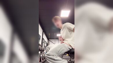 Twink giovane fa pompino amatoriale