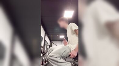Twink giovane fa pompino amatoriale